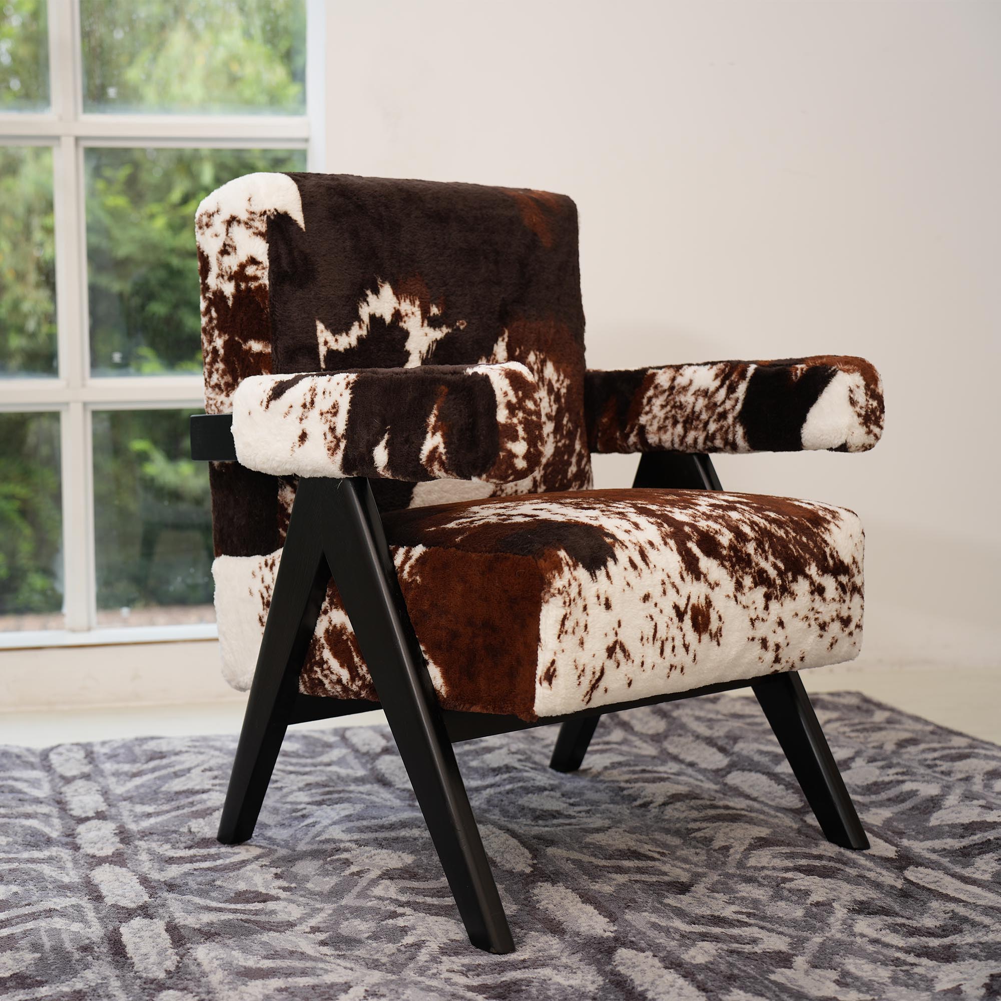 Commercial Fabric Printing - Accentstoel met koeienprint, capitonné wingback fauteuil